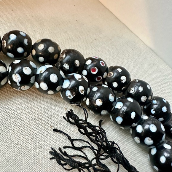 Authentic Venetian Skunk African Trading Beads, Rare Black & White, Strand of 48 - Picture 4 of 9